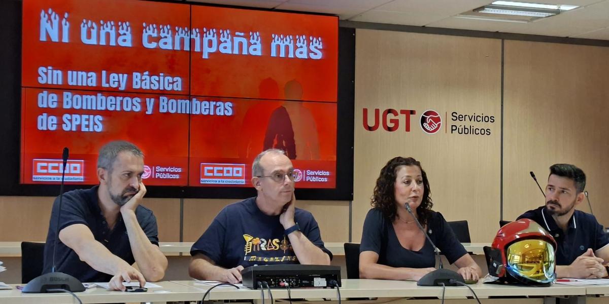De izquierda a derecha, Carlos Sánchez Oliva y Juan José Regatos Andrés (CCOO); Victoria Corbacho y Almanzor Guerra (UGT)